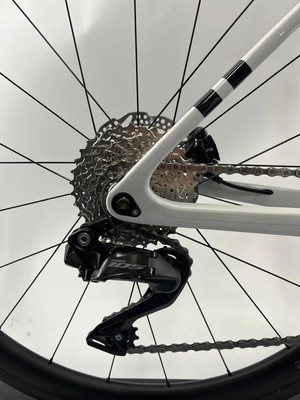 Shimano 105 Schaltwerk an einem weißen Fahrrad mit schwarzen Streifen. Shimano 105 Schaltwerk an einem weißen Fahrrad mit schwarzen Streifen.