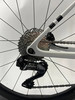 Shimano 105 Schaltwerk an einem weißen Fahrrad mit schwarzen Streifen.