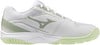 Weißer Tennisschuh von Mizuno mit dezentem grünen Logo und Sohle.