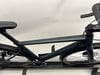 Ein schwarzes Fahrrad mit einem tropfenförmigen Rahmen und einem schwarzen Lenker ist ausgestellt.