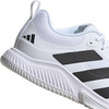Detail eines weißen Adidas Tennisschuhs mit schwarzen Streifen und Logo.