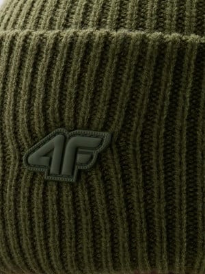 Grüne Strickmütze mit 4F-Logo mit Flügeln.