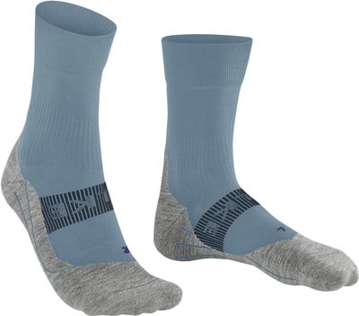 Ein Paar blaue und graue Socken auf weißem Hintergrund. Ein Paar blaue und graue Socken auf weißem Hintergrund.