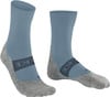 Ein Paar blaue und graue Socken auf weißem Hintergrund.
