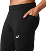 Detail eines Mannes in einer schwarzen Laufhose mit Asics-Logo und Tasche.