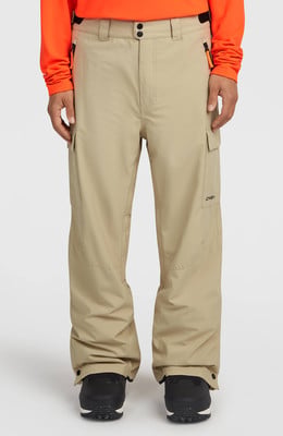 Herren-Skihose in Beige mit Cargotaschen und orangefarbenen Akzenten. Herren-Skihose in Beige mit Cargotaschen und orangefarbenen Akzenten.