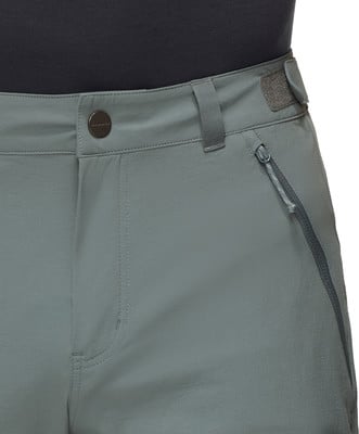 Detail der Hosenoberseite mit Knopfverschluss und Reißverschlusstasche.