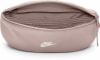 Eine rosafarbene Nike Bauchtasche mit mehreren Reißverschlüssen und einer Netztasche.