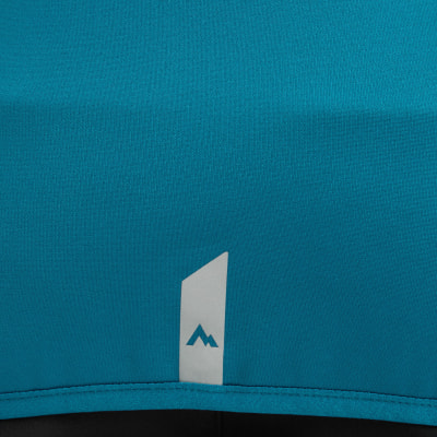 Blaues Shirt mit reflektierendem Berglöwen-Logo am Saum. Blaues Shirt mit reflektierendem Berglöwen-Logo am Saum.