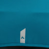 Blaues Shirt mit reflektierendem Berglöwen-Logo am Saum.