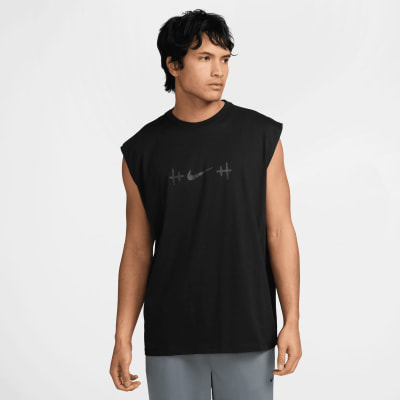 Ein Mann in einem schwarzen ärmellosen T-Shirt mit Nike-Logo und Grafikdruck. Ein Mann in einem schwarzen ärmellosen T-Shirt mit Nike-Logo und Grafikdruck.