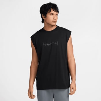 Ein Mann in einem schwarzen ärmellosen T-Shirt mit Nike-Logo und Grafikdruck.
