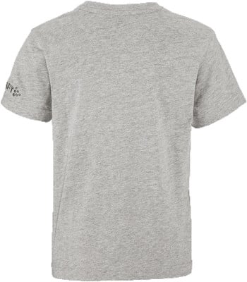 Graues T-Shirt mit kurzen Ärmeln und einem Logo auf dem linken Ärmel. Graues T-Shirt mit kurzen Ärmeln und einem Logo auf dem linken Ärmel.