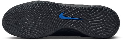 Nike cipőtalp kék Swoosh logóval és jellegzetes mintázattal. Nike cipőtalp kék Swoosh logóval és jellegzetes mintázattal.