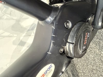 Rahmendetail eines E-Bikes mit Bosch-Motor und kleinen Kratzern. Rahmendetail eines E-Bikes mit Bosch-Motor und kleinen Kratzern.