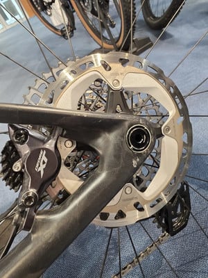 Detail der hinteren Bremsscheibe und des Schaltwerks eines Mountainbikes. Detail der hinteren Bremsscheibe und des Schaltwerks eines Mountainbikes.