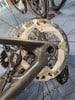 Detail der hinteren Bremsscheibe und des Schaltwerks eines Mountainbikes.