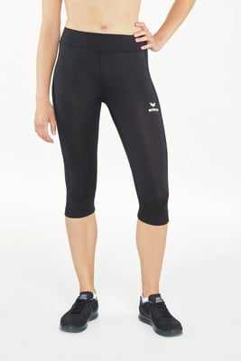 Eine Frau in schwarzen 3/4-Leggings und schwarzen Turnschuhen. Eine Frau in schwarzen 3/4-Leggings und schwarzen Turnschuhen.