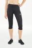 Eine Frau in schwarzen 3/4-Leggings und schwarzen Turnschuhen.