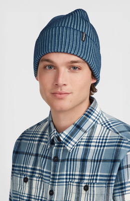 Ein Mann mit blauer gestreifter Mütze und kariertem Hemd blickt in die Kamera. Ein Mann mit blauer gestreifter Mütze und kariertem Hemd blickt in die Kamera.