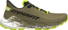 Khakifarbener Trailrunning-Schuh mit neongrünen Akzenten und Aufdruck.