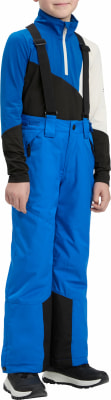 Junge in blauer Skihose mit schwarzen Akzenten und Unterhemd. Junge in blauer Skihose mit schwarzen Akzenten und Unterhemd.