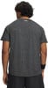 Rückansicht eines Mannes mit lockigem Haar, der ein schwarzes T-Shirt mit feinem Muster trägt.
