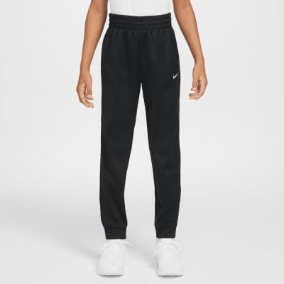 Fekete Nike sportnadrág bal oldalon logóval és fehér sportcipővel. Fekete Nike sportnadrág bal oldalon logóval és fehér sportcipővel.