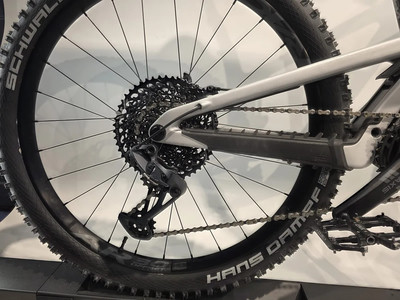 Nahaufnahme des Hinterrads eines Mountainbikes mit Kassette und Schaltwerk. Nahaufnahme des Hinterrads eines Mountainbikes mit Kassette und Schaltwerk.