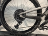 Nahaufnahme des Hinterrads eines Mountainbikes mit Kassette und Schaltwerk.