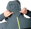 Mann passt die Kapuze einer Jacke mit Reflektorstreifen an.