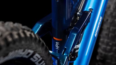 Detail eines blauen Mountainbike-Rahmens mit HPA und Actionteam-Schriftzug.