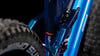 Detail eines blauen Mountainbike-Rahmens mit HPA und Actionteam-Schriftzug.