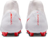 Rückansicht von weißen Nike Mercurial Superfly Fußballschuhen mit roten Details.
