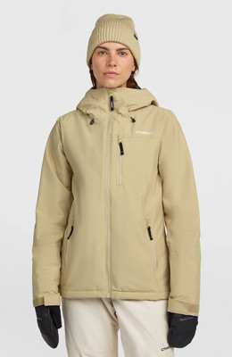 Damen-Khakifarbene Jacke mit Kapuze und schwarzen Handschuhen, vor grauem Hintergrund. Damen-Khakifarbene Jacke mit Kapuze und schwarzen Handschuhen, vor grauem Hintergrund.
