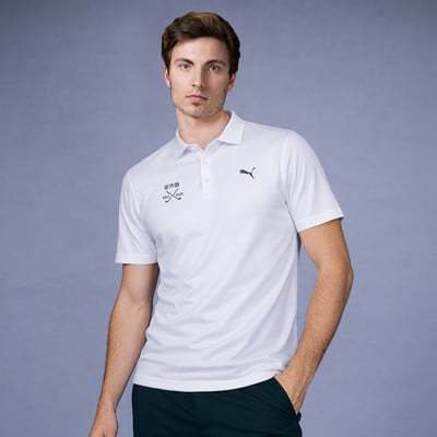 Mann in weißem Poloshirt mit Puma-Logo und Golfschlägern.