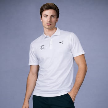 Mann in weißem Poloshirt mit Puma-Logo und Golfschlägern.