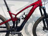 Ein rotes Mountainbike mit Dämpfer und Federung, mit Trek-Logo.