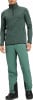 Ein Mann in einem dunkelgrünen Pullover mit Reißverschluss und grünen Hosen mit schwarzen Details.