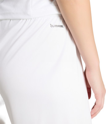 Weiße Sportbekleidung mit Adidas ClimaCool-Logo. Weiße Sportbekleidung mit Adidas ClimaCool-Logo.