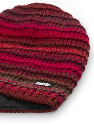 Eine rot gestreifte Strickmütze mit dunkelgrauem Futter und Logo. Eine rot gestreifte Strickmütze mit dunkelgrauem Futter und Logo.