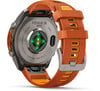 Die Rückseite einer orangefarbenen Garmin Fenix 9 Pro Smartwatch mit Herzfrequenzsensor.