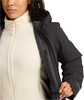 Detail einer Damenjacke mit Fleece-Innenjacke und Reißverschluss