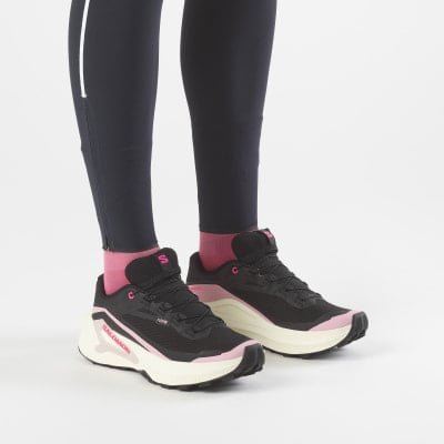 Schwarze Salomon Laufschuhe mit rosa Details und weißer Sohle. Schwarze Salomon Laufschuhe mit rosa Details und weißer Sohle.