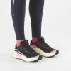 Schwarze Salomon Laufschuhe mit rosa Details und weißer Sohle.