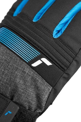 Nahaufnahme eines Handschuhs mit blauen Streifen und Logo, schwarz und grau. Nahaufnahme eines Handschuhs mit blauen Streifen und Logo, schwarz und grau.