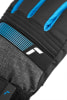 Nahaufnahme eines Handschuhs mit blauen Streifen und Logo, schwarz und grau.