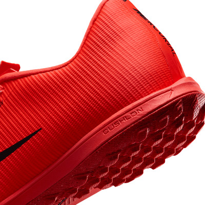 Detail eines roten Nike Mercurial Fußballschuhs mit Textur und Logo