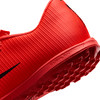 Detail eines roten Nike Mercurial Fußballschuhs mit Textur und Logo