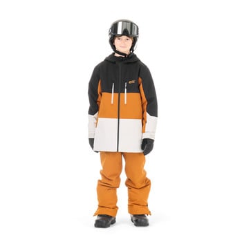 Junge in einer Skijacke und Hose, Helm und Brille vor weißem Hintergrund.